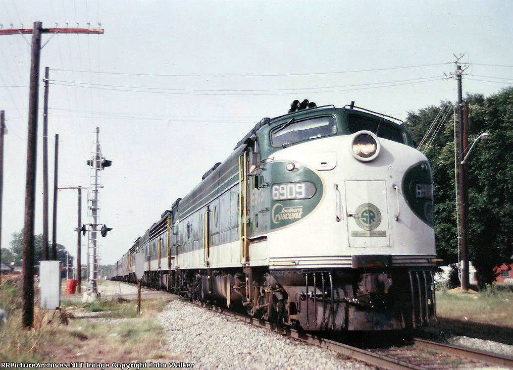 Southbound A-B-B-A Southern Crescent taking passengers